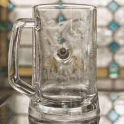 Jäger Geschenkidee-Bierkrug mit 3D Handgravur-Hubertus- und Geschoß