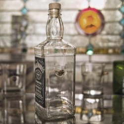 Jack Daniels Whisky Original Glasflasche mit  Geschoss und Etikett