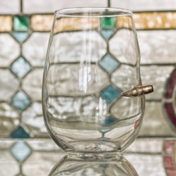 Wein Glas mit realem Geschoß.