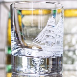Segler Geschenk WhiskyGlas mit 3 D Hand Gravur- Motiv Segelboot