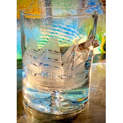 Segler Geschenk WhiskyGlas mit 3 D Hand Gravur- Motiv Segelboot